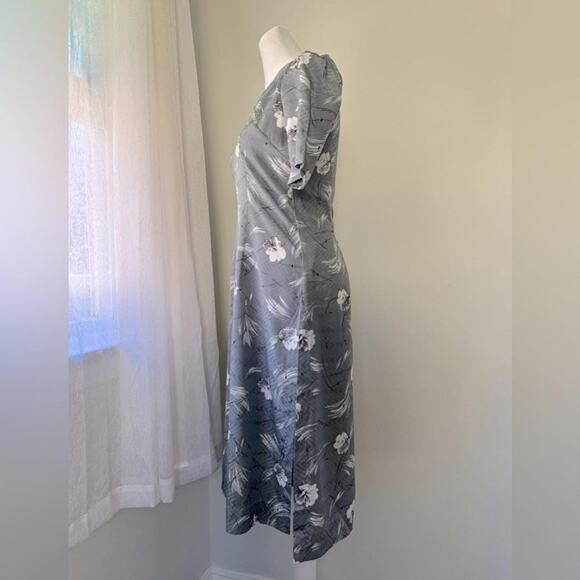 Vintage ‘70s Gray & White Floral Print Short Sleeve Midi Dress w/ Side Slits - Picture 7 of 8